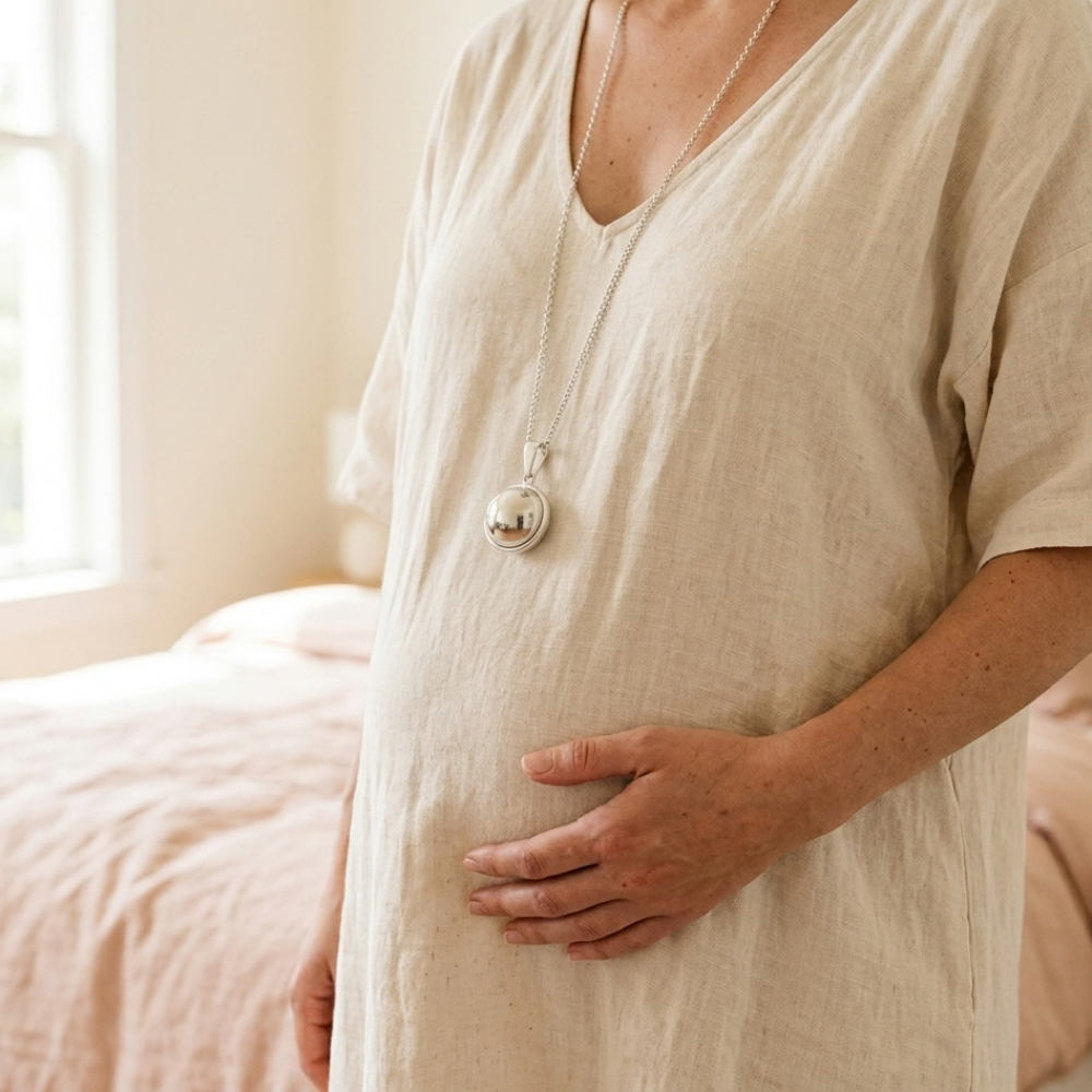 Future maman portant un bola de grossesse sur le ventre
